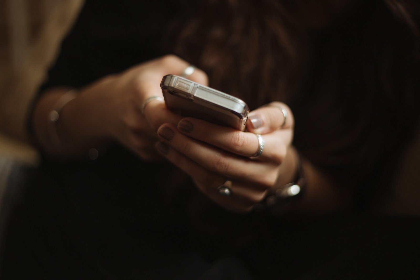 Online Dating: Pros and Cons in the Realm of Modern Relationships